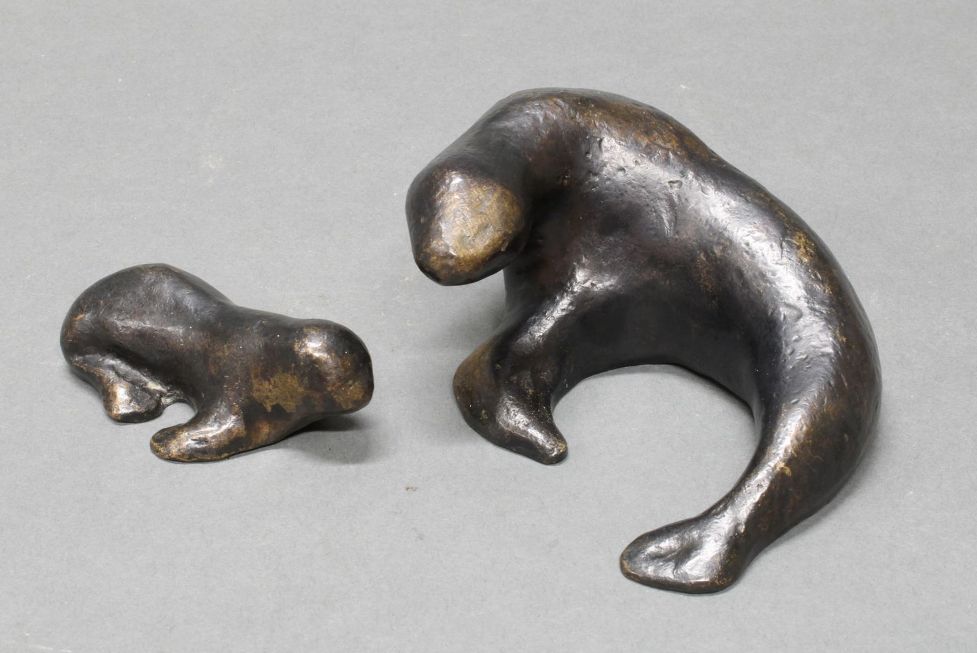 Bronze, "Seehund mit Heuler", 9 bzw. 14 cm lang. Mechthild Born, geb. 1941 Münster