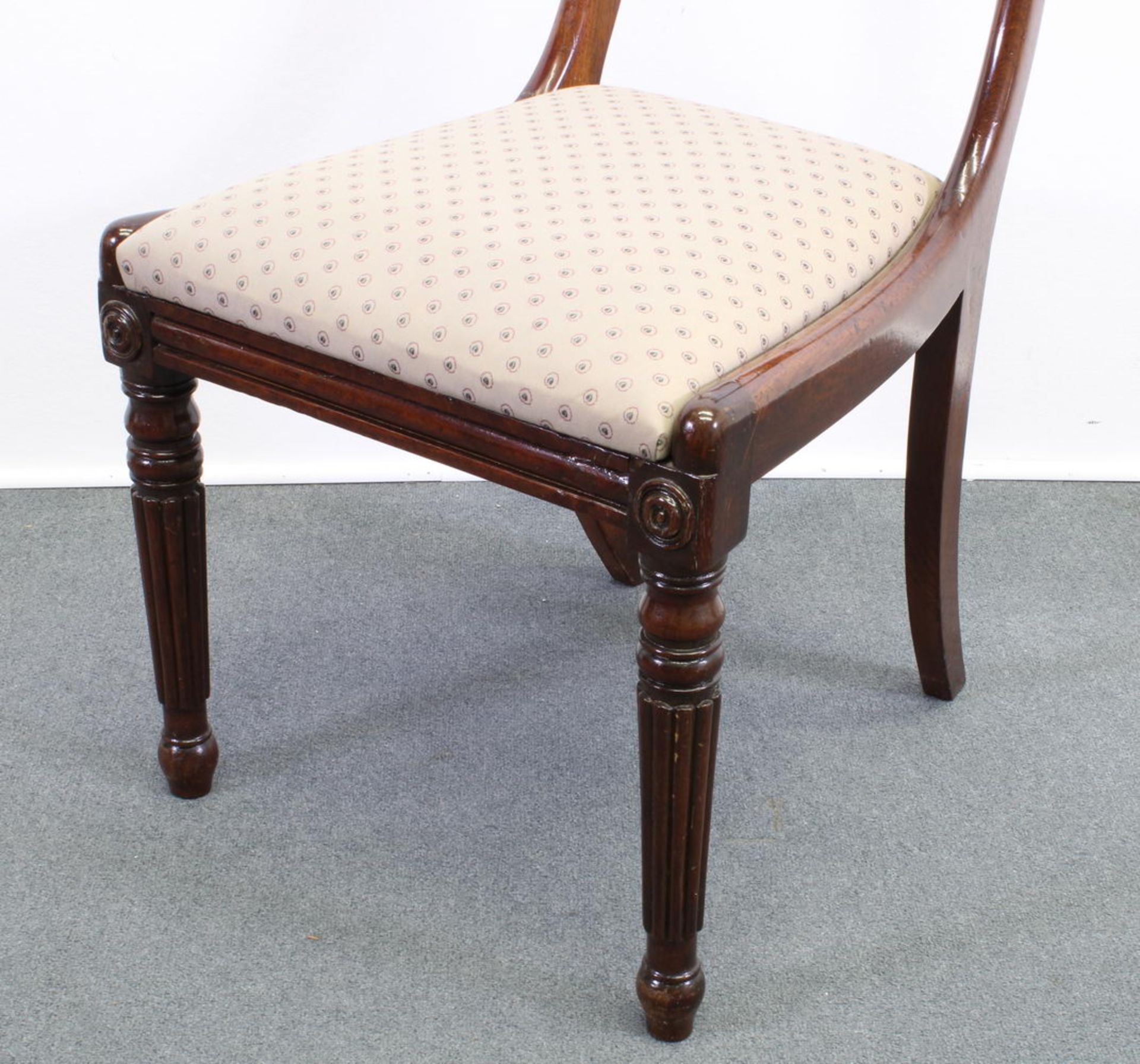 4 Stühle, England, um 1920, Mahagoni, vordere Beine kanneliert, lose Sitzpolster, beiger Bezug - Image 3 of 4