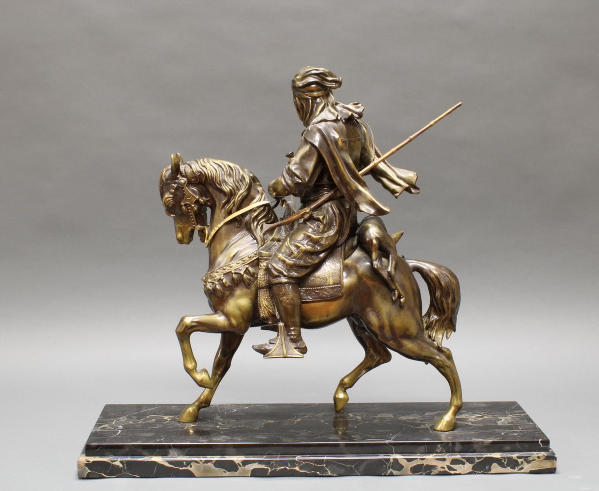Bronze, goldbraun patiniert, "Arabischer Reiter", auf Steinsockel, 56 cm bzw 62 cm hoch, 48 cm bzw. - Image 2 of 2