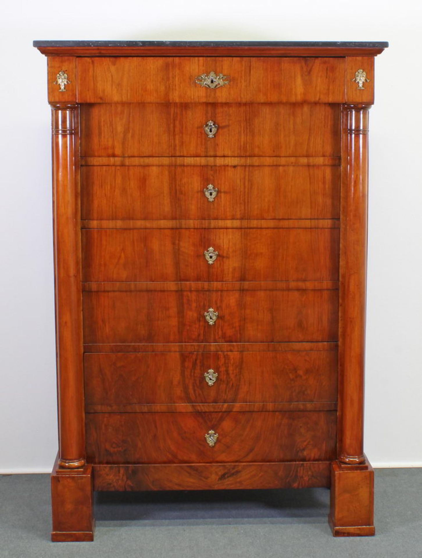 Chiffoniere, Empire, um 1810, Nussbaum, sieben Schübe, schwarze Marmorplatte, Bronzeappliken, 144