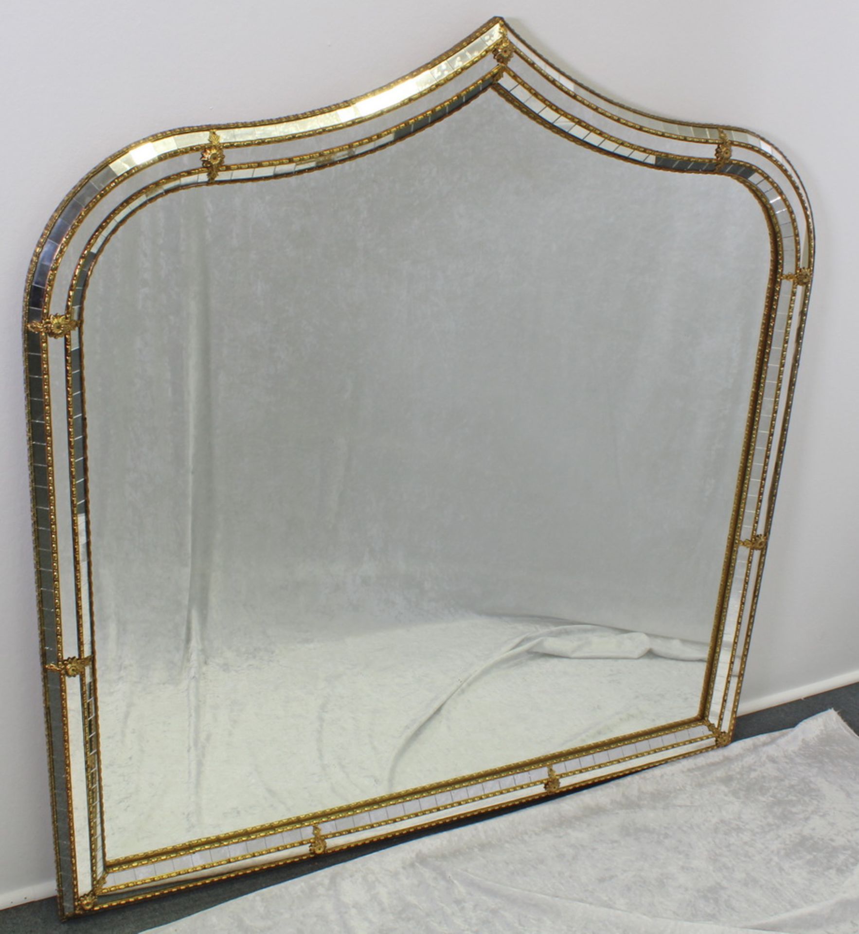 Spiegel, 20. Jh., mit Spiegeleinlagen, geschweifter Fronton, 110 x 108 cm