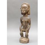 Figur, männlich, Hemba, DR Kongo, Afrika, Holz, schwarze Patina, gesockelt, 56 cm hoch. Provenienz