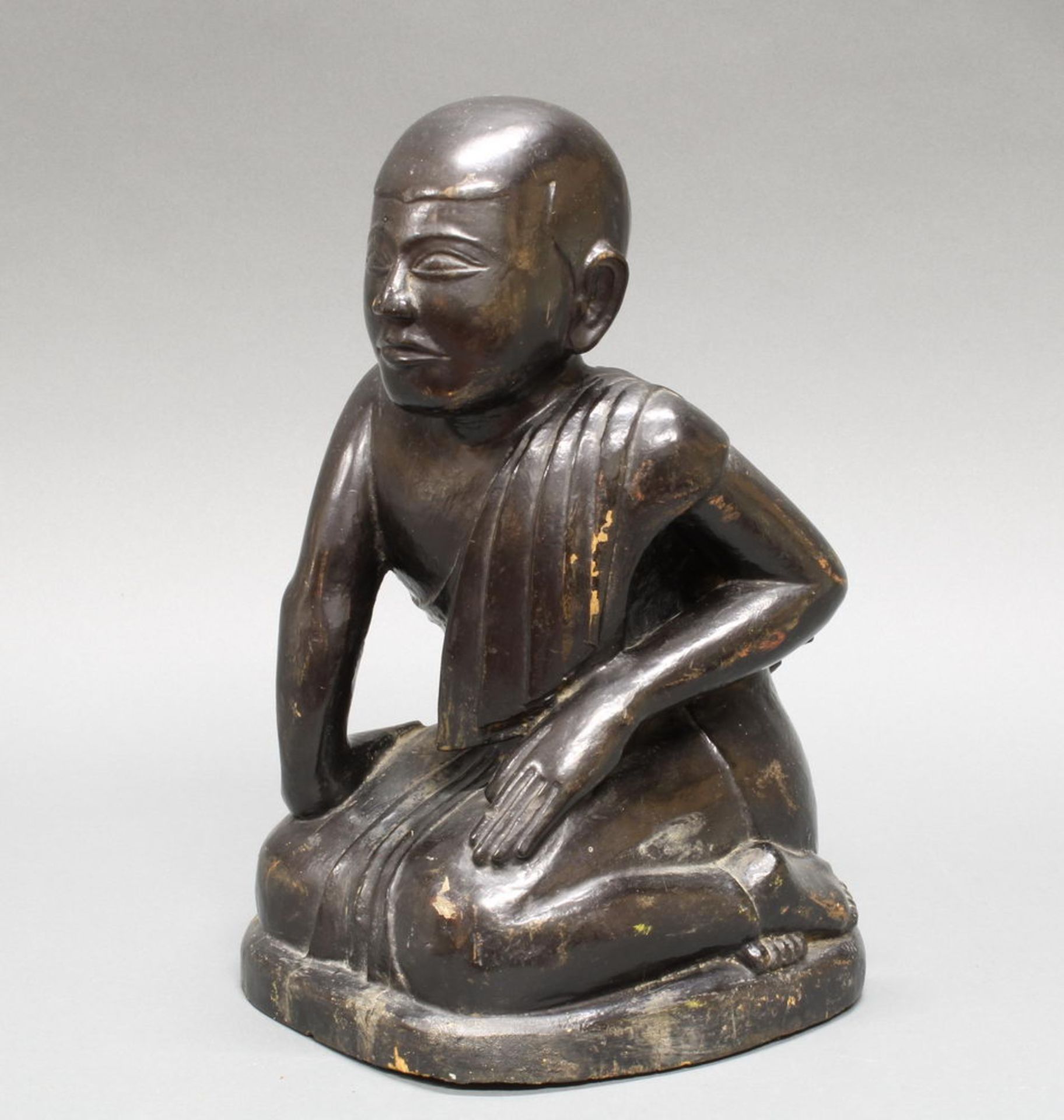 Figur, "Kniender Mönch", Burma, 19./20. Jh., Holz, schwarz lackiert, 35 cm hoch