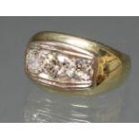 Ring, GG 585, 1 Brillant ca. 0.45 ct., 1 Brillant ca. 0.25 ct., beide etwa fw-w/lpr.-vvs, 1 Diamant