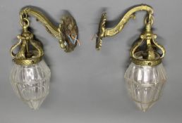 Paar Wandlampen, Frankreich, 20. Jh., Messing, hängende Glasschirme farblos, je einflammig (Bajone