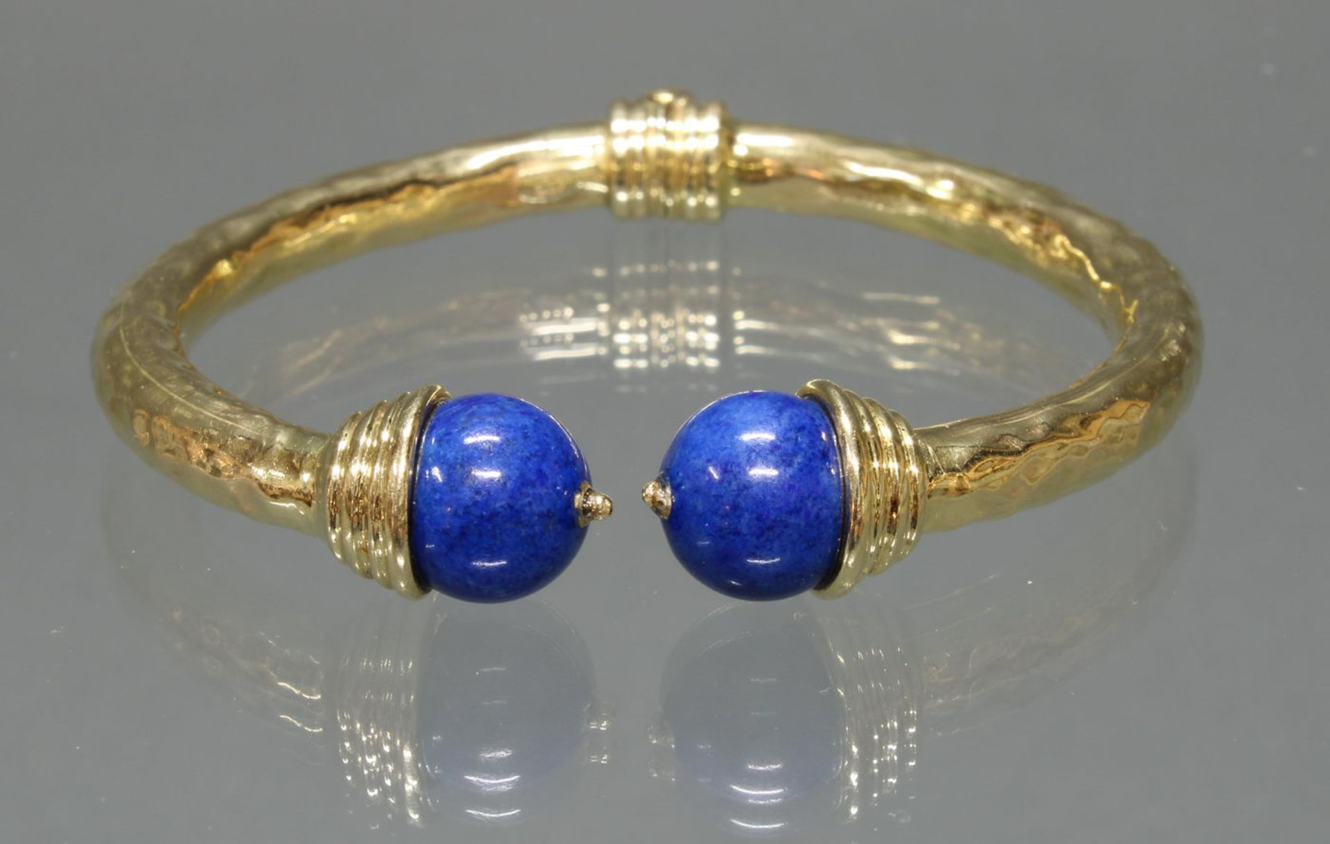 Armreif/Spange, GG 585, 2 Lapislazuli-Kugeln, ø 5 x 6 cm, 22 g