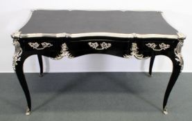 Bureau plat, Louis XV-Stil, neuzeitlich, Schwarzlack, silberfarbene Bronzeappliken, eingelassene Ku