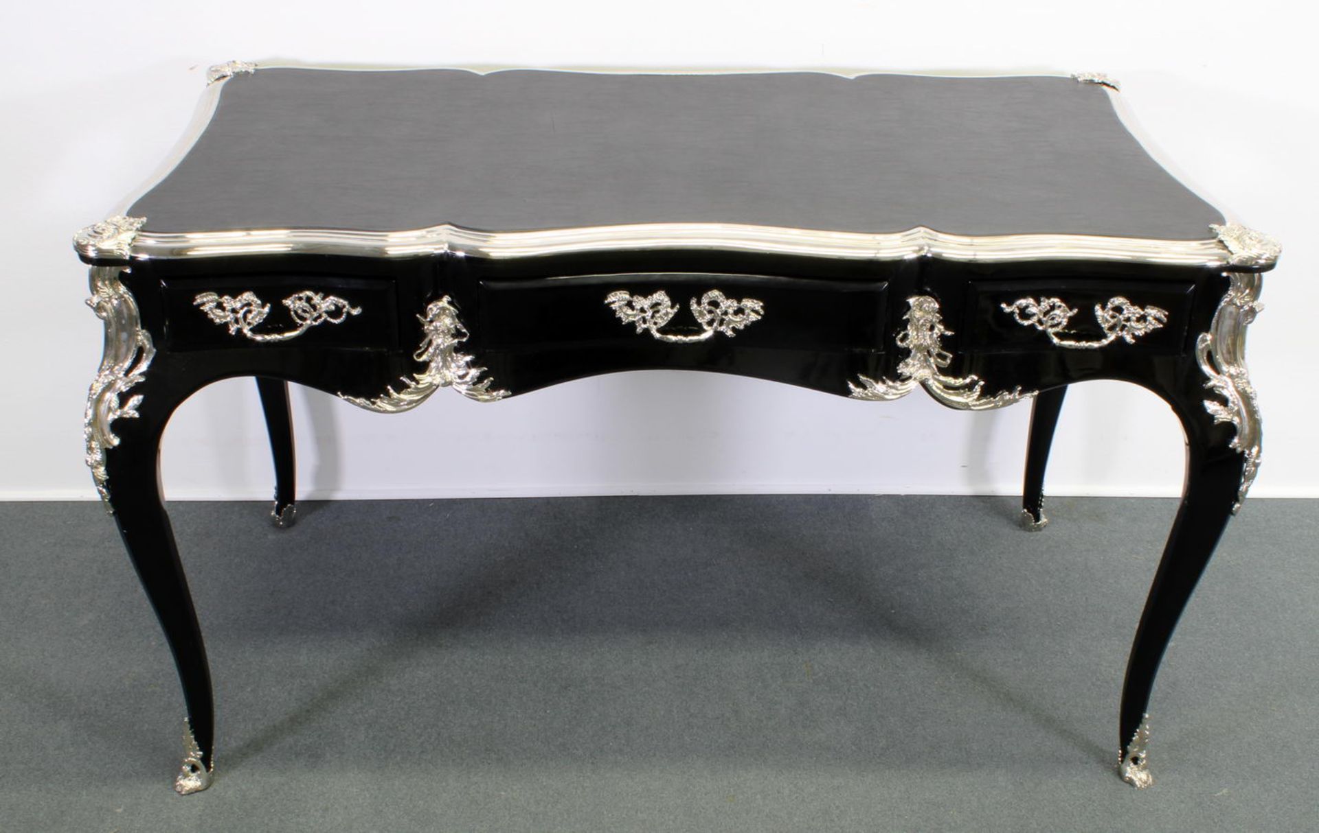 Bureau plat, Louis XV-Stil, neuzeitlich, Schwarzlack, silberfarbene Bronzeappliken, eingelassene Ku