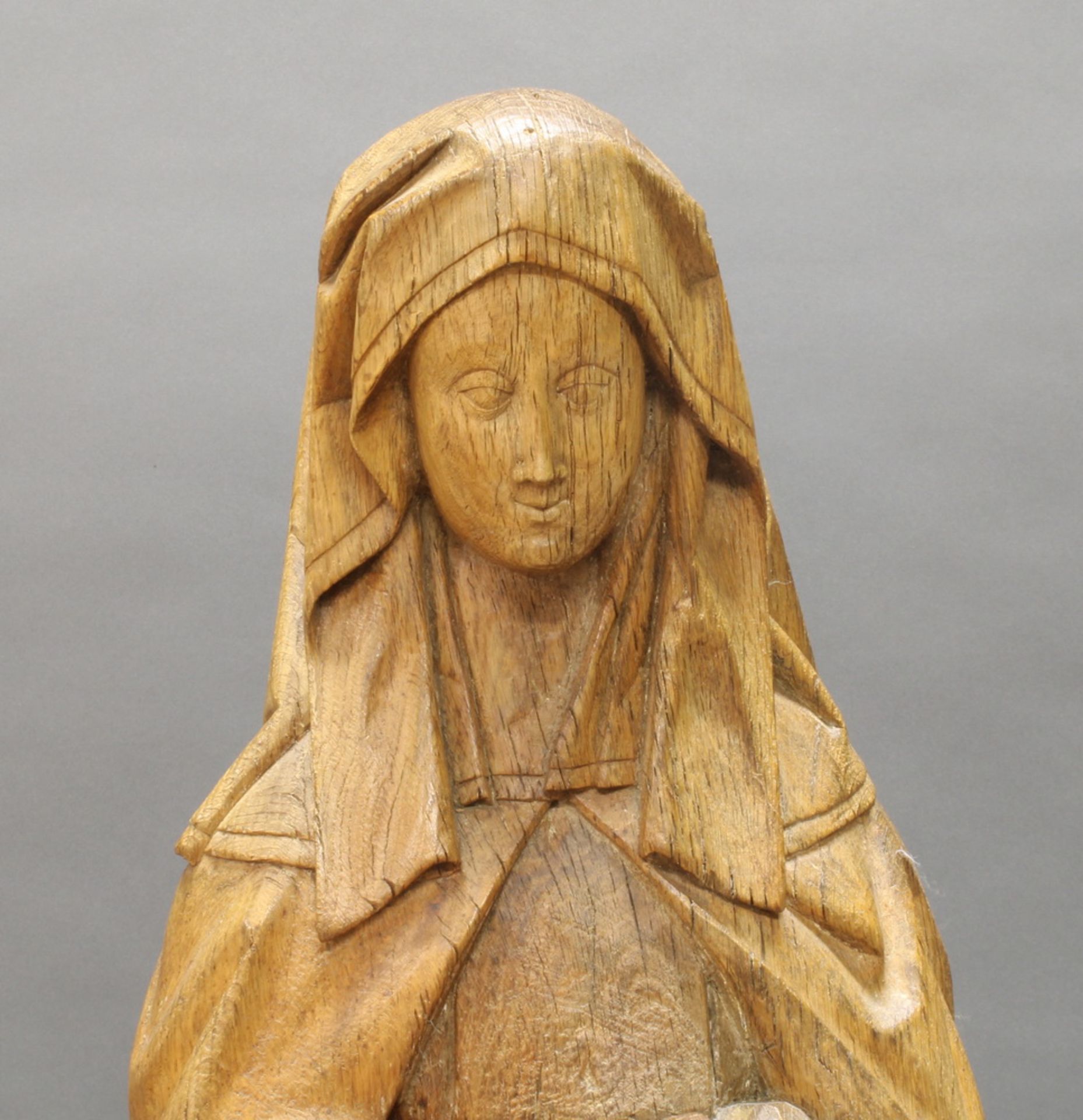 Skulptur, Holz geschnitzt, "Hl. Ottilie (?)", wohl westfälisch, 16. Jh., 105 cm hoch, verso leicht - Image 5 of 5