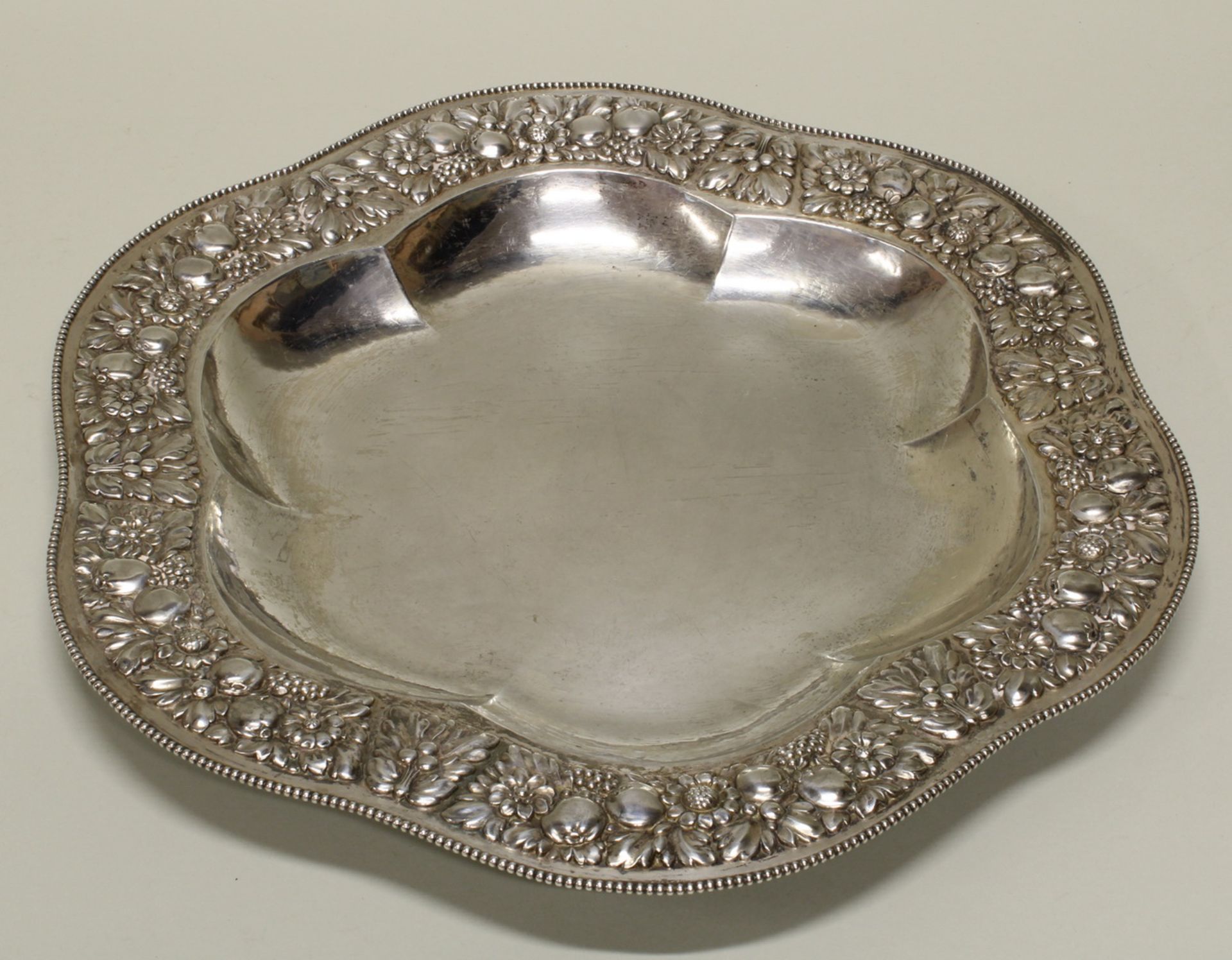 Platte, Silber 800, Bruckmann, gebuchteter Spiegel, floral reliefierte Fahne, Perlrand, ø 39 cm, c