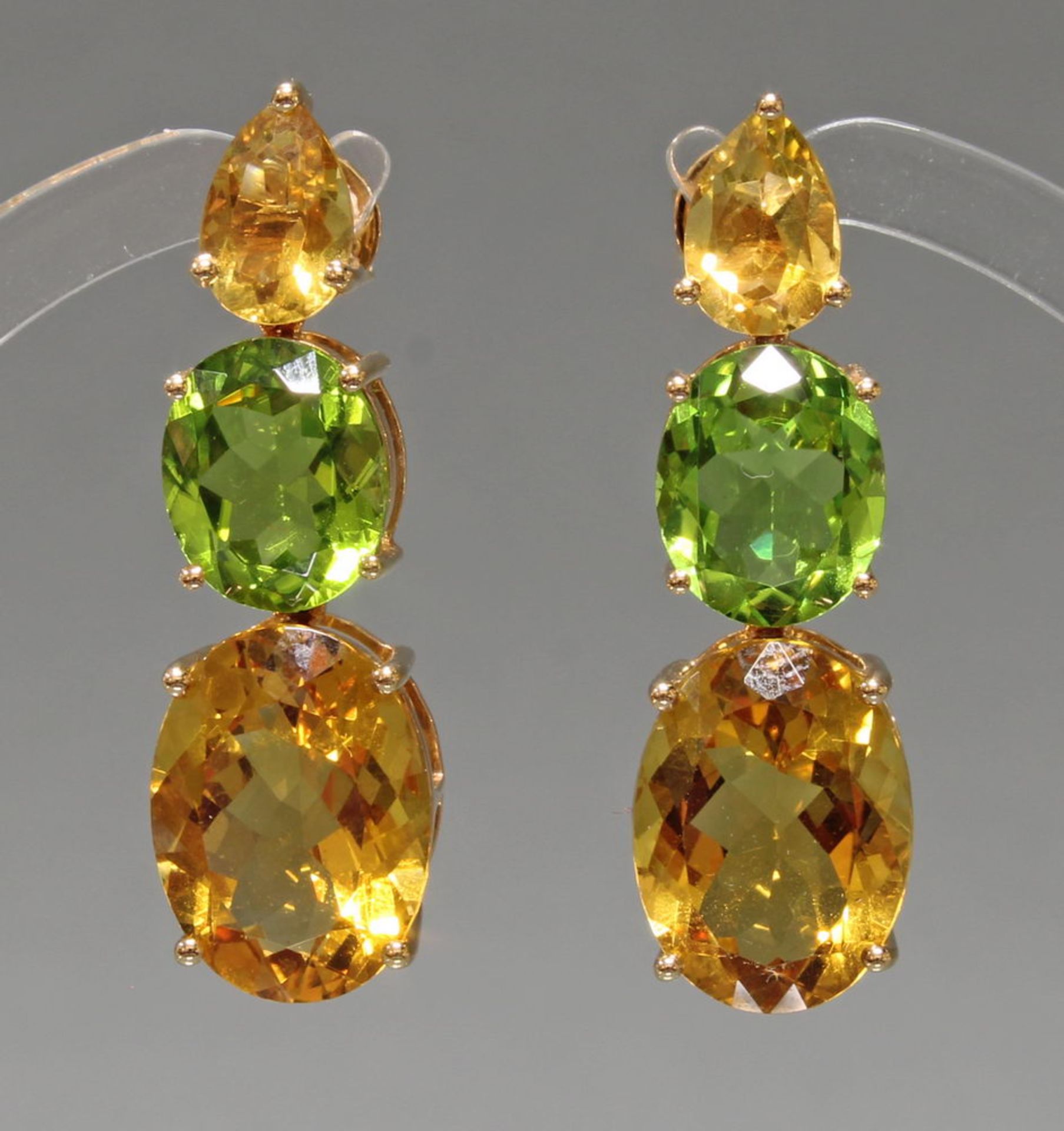 Paar Ohrgehänge, RG 750, 4 Citrine zus. ca. 16.03 ct., 2 Peridots zus. 6.98 ct., 3.6 cm lang, 11 g