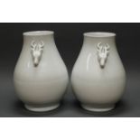 Paar große Vasen, Blanc de chine, bauchige Form, Tierköpfe als Handhaben, ø ca. 35 cm, 49 cm hoc