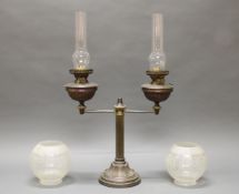 Petroleumlampe, 19./20. Jh., Metall, Glas, Säulenschaft, zweiflammig, 78 cm hoch, Altersspuren, Fu