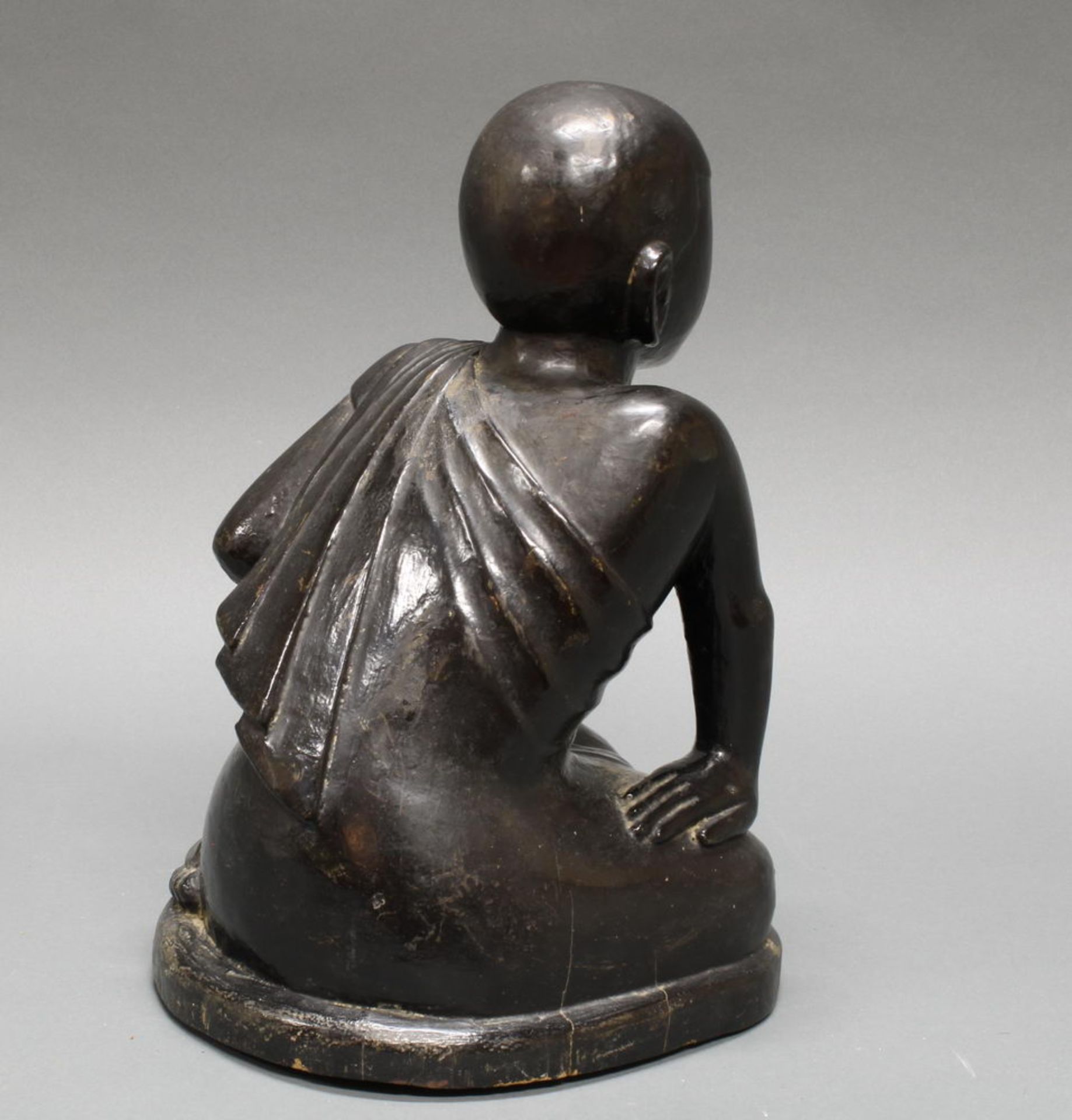Figur, "Kniender Mönch", Burma, 19./20. Jh., Holz, schwarz lackiert, 35 cm hoch - Image 3 of 3