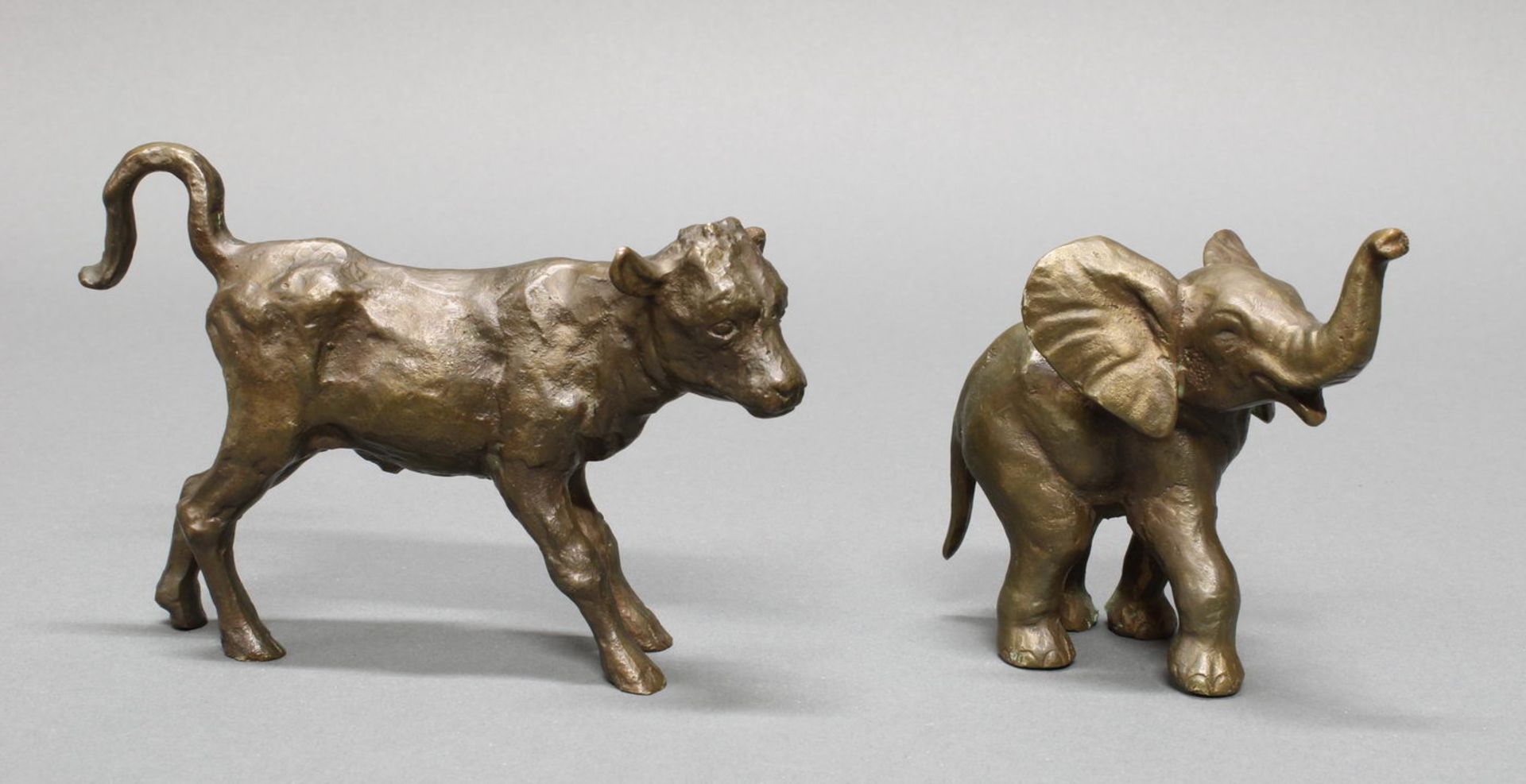 2 Bronzen, dunkelbraun patiniert, "Elefant" und "Kalb", (wohl F. Keith, Pseudonym von Else Fürst),