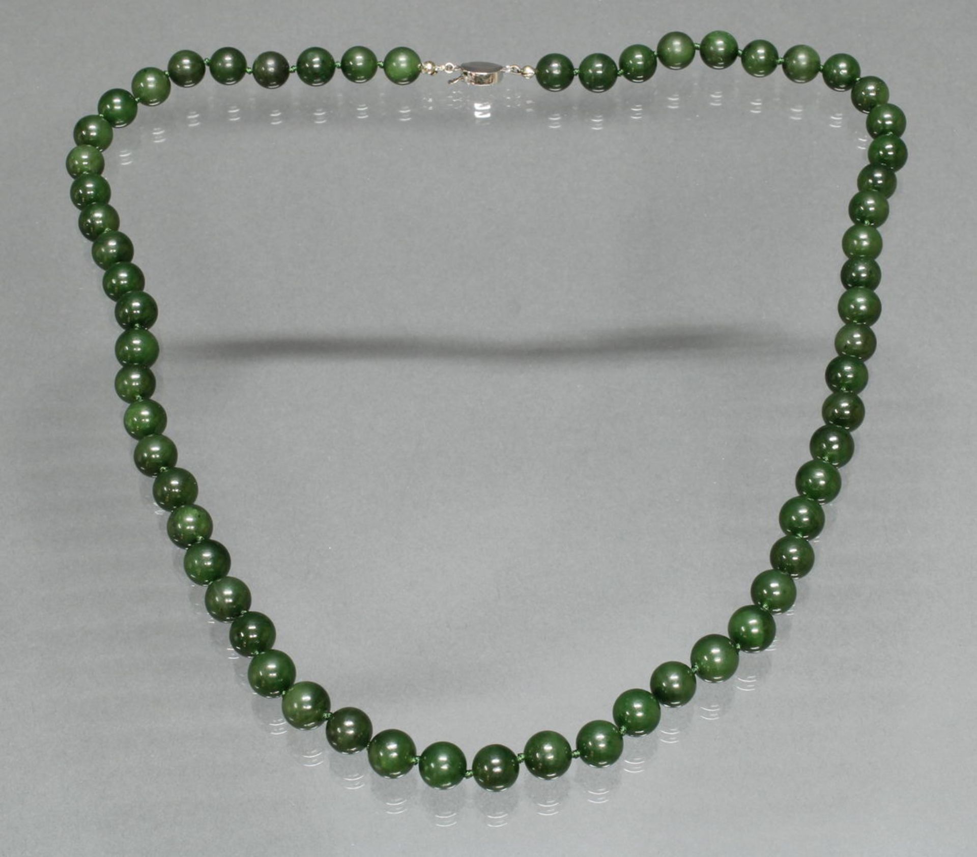 Jadekette, Kugeln ø 10 mm, Schließe Metall, 97 g, ca. 70 cm lang