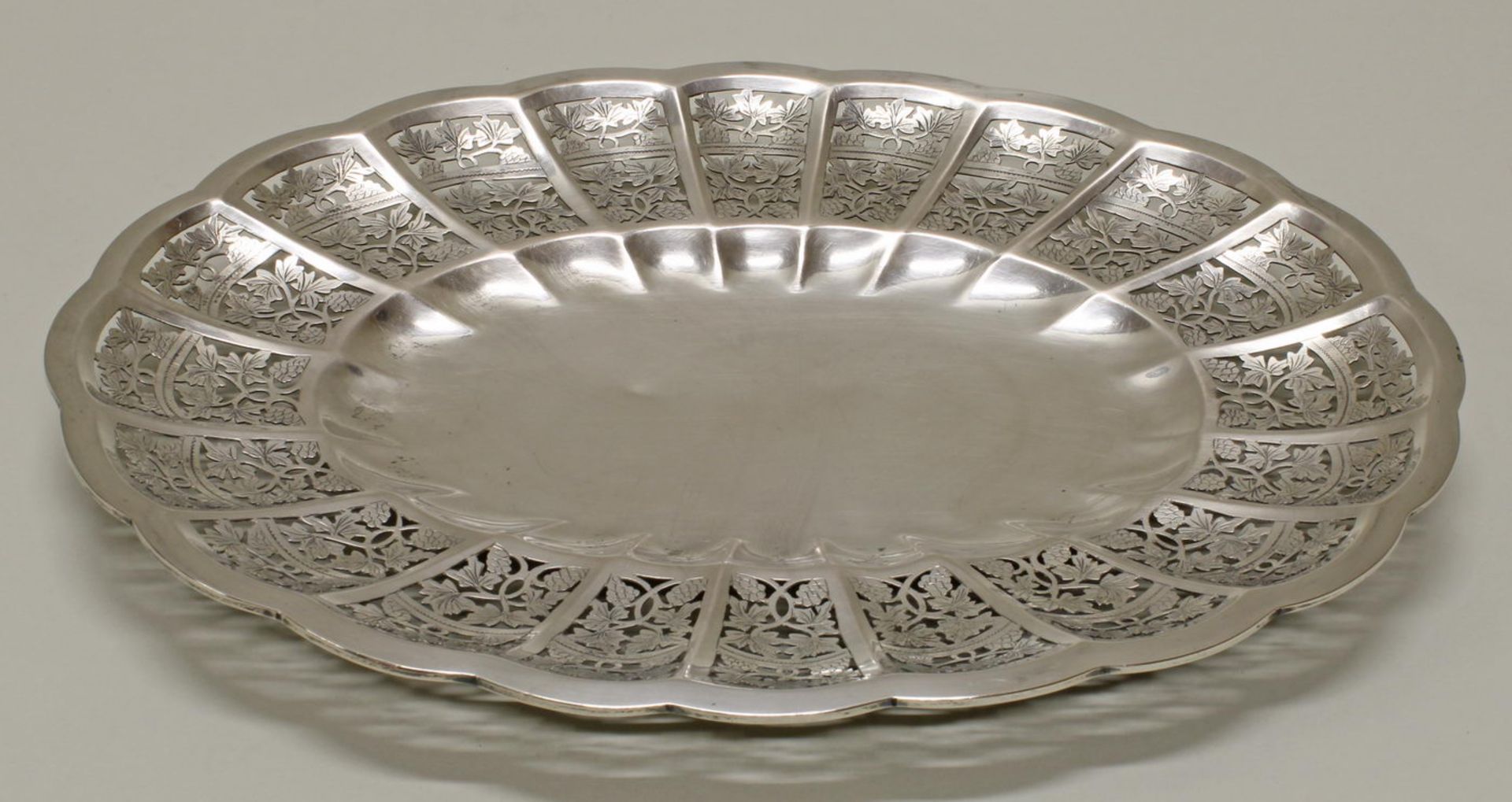 Schale, Silber, oval, durchbrochener Rand mit Weinlaub, auf vier Füßen, 32.8 x 24.3 cm, ca. 425 g