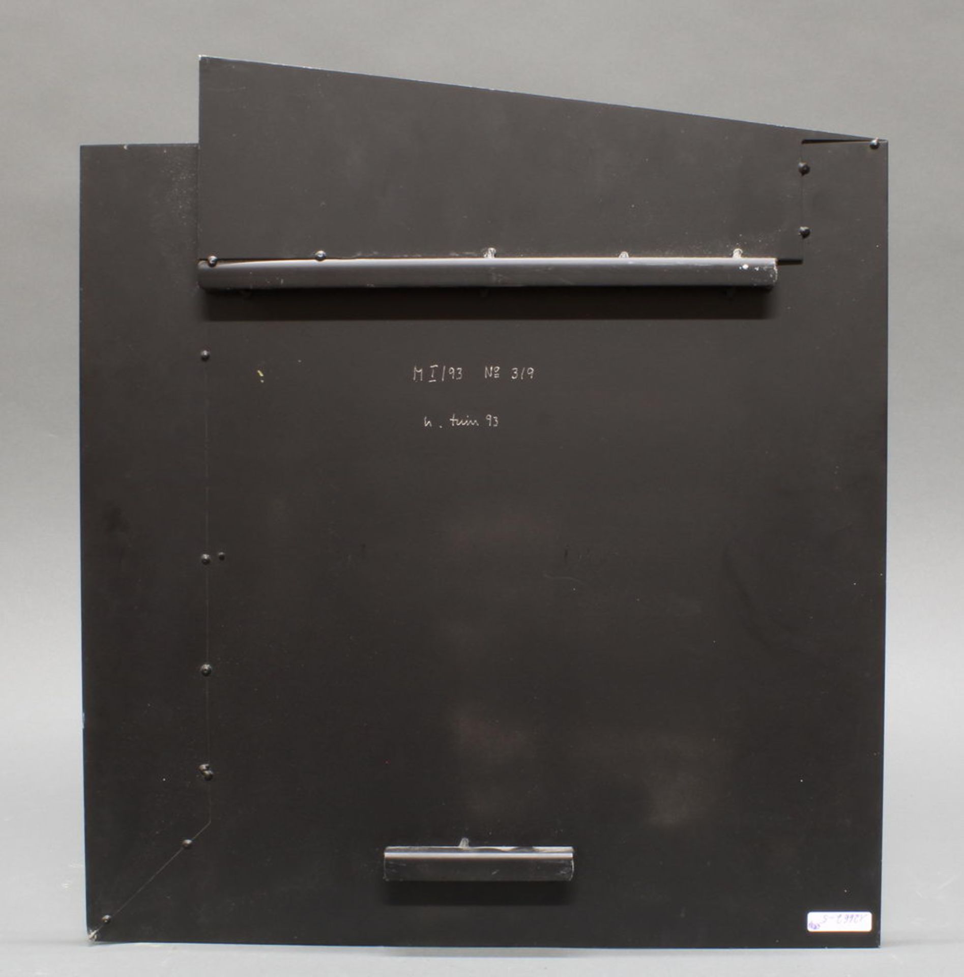 Plastik, Stahlblech, "M I/93", auf der Rückseite signiert und datiert H. Thiel 93, bezeichnet und - Image 2 of 3