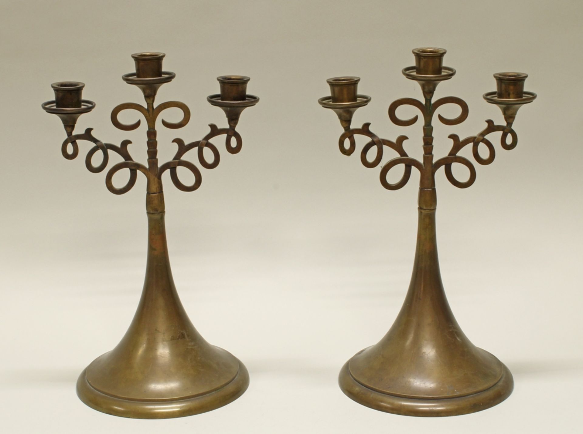 Paar Kerzenleuchter, 20. Jh., Metall, patiniert, je dreiflammig, trompetenförmiger Schaft, 43 cm ho