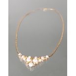 Collier, GG 585, 11 barocke Zuchtperlen, kleiner Diamantbesatz, 41 cm lang, 9 g