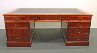 Großes Partners Desk, Schreibtisch, Mahagoni, englischer Stil, 20. Jh., grüne Ledereinlage mit umla
