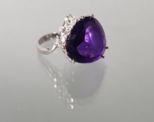 Ring, WG 585, dreieckig facettierter Amethyst, 3 Brillanten zus. ca. 0.25 ct., 5 g, RM 18.5