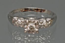 Ring, WG 585, 3 kleine Diamanten, 2 g, RM 17