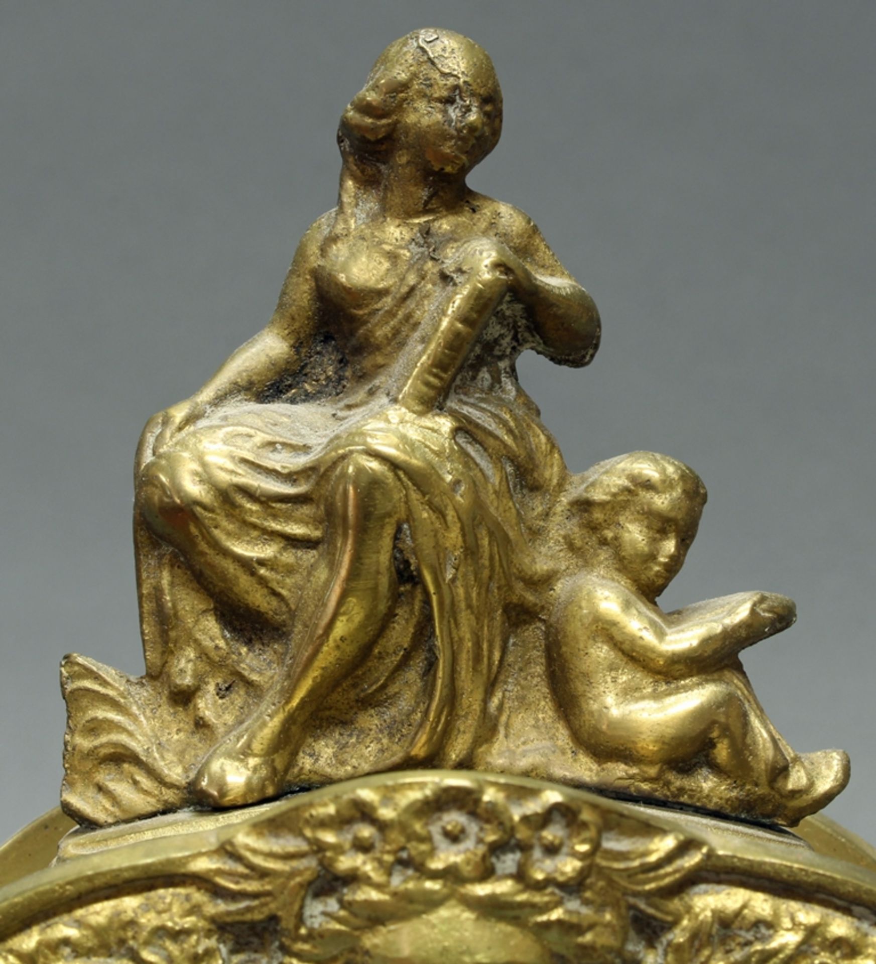 Tisch-Wecker, Frankreich, Ende 19. Jh., Bronze-/Messinggehäuse mit bekrönender Figur 'Mutter mit Ki - Bild 2 aus 3