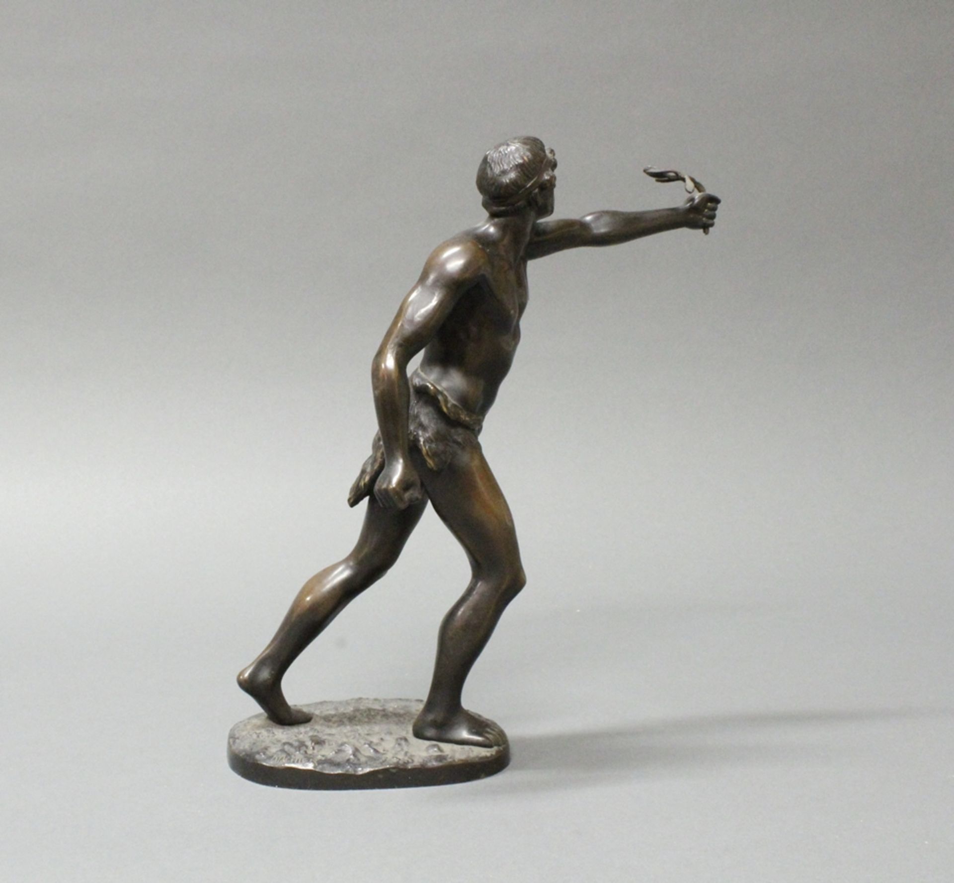 Bronze, schwarzbraun patiniert, "Marathonläufer", auf der Plinthe bezeichnet Küchler, H. 26 cm, lei - Image 4 of 5