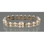 Armband, WG 750, 35 Brillanten (1 fehlt), gepunzt zus. 8.40 ct., 38 Akoya-Zuchtperlen ø 5.5 mm, 18