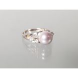 Ring, WG 585, 1 gräuliche Zuchtperle ø ca. 8 mm, 6 Besatz-Diamanten, 3 g, RM 18