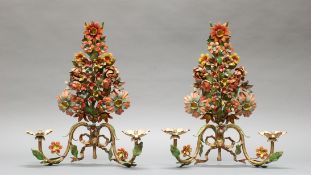 Paar Wandappliken, Italien, Mitte 20. Jh., Metall, polychrom, plastische Blüten, je zweiflammig, 40