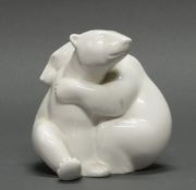 Porzellanfigur, "Balgende Bären", KPM Berlin, Weißporzellan, 13 cm hoch