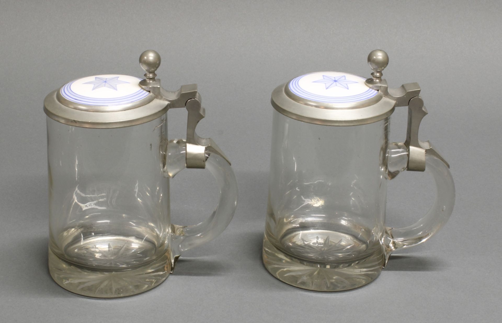 Paar Bierhumpen, Ochsenfurt, um 1900, Glas, farblos, Zinndeckel mit Porzellan-Einlage, Sternmotiv, 