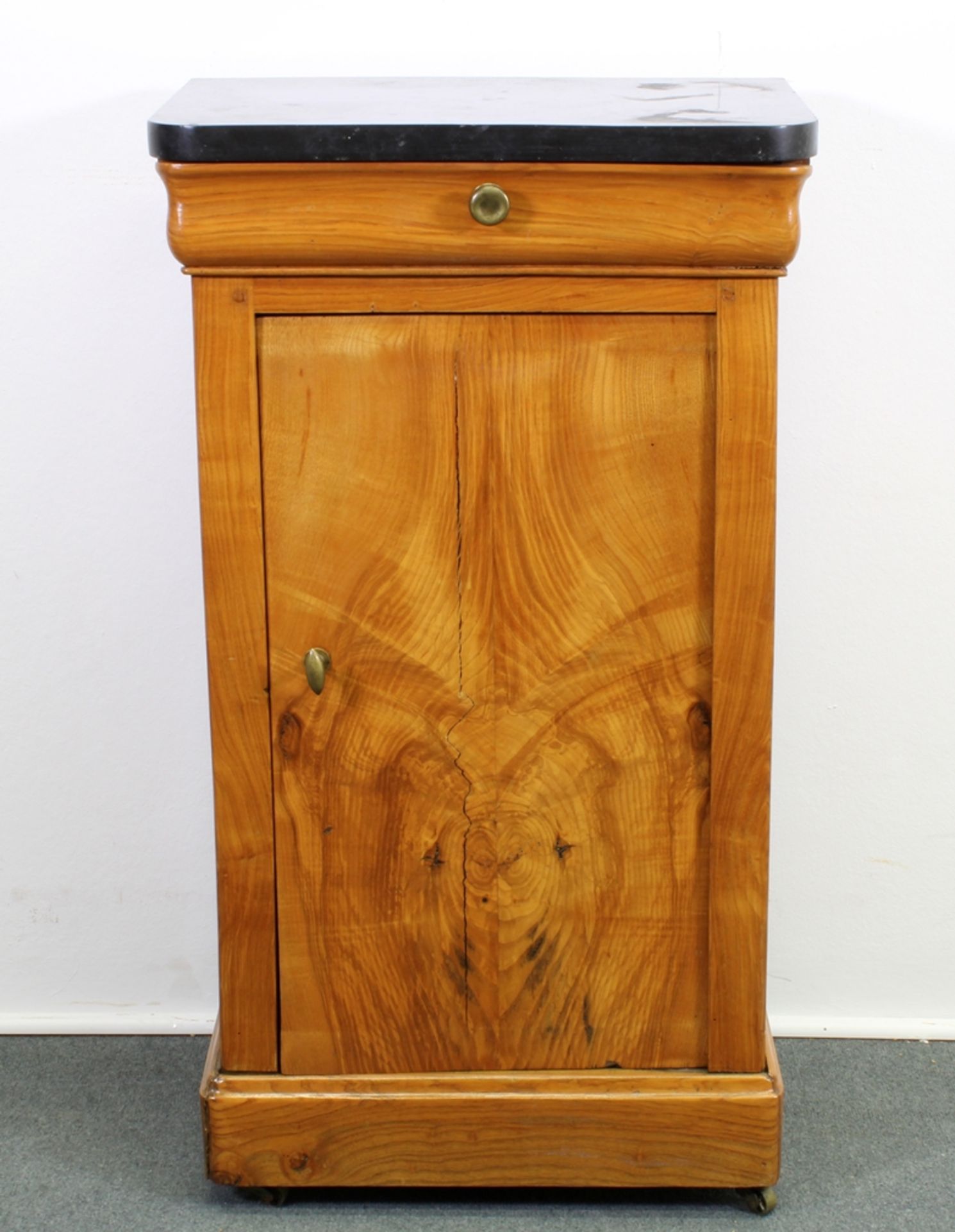 Nachtschränkchen, Biedermeier um 1830, Esche, ein Schrankfach mit Tür und darüberliegendem Schub un