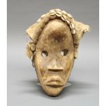 Maske, Dan, Elfenbeinküste, Afrika, authentisch, Holz mit Stoffhaube und Kaurismuschel-Schmuck, 30