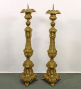 Paar Altarkerzenleuchter, Ende 19. Jh., goldbronziertes Blech, mit Dorn, 90 cm hoch, Altersspuren.