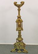 Altarkerzenleuchter, Historismus, 19. Jh., goldbronziertes Metall, Farbsteinbesatz, 89 cm hoch, Alt
