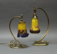 2 Tischlampen, Frankreich, 1920er Jahre, Messing, mit einem farbigen Glasschirm von Muller Frères, 