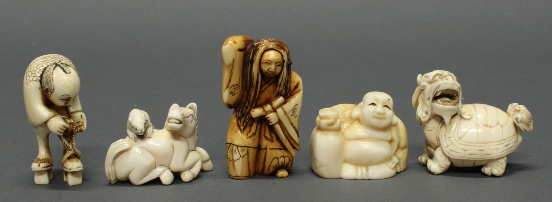 5 Netsuke, Japan, Anfang 20. Jh., Elfenbein, geschnitzt: Hotei mit Sack, Pferd mit Maus, Bauer, Tän