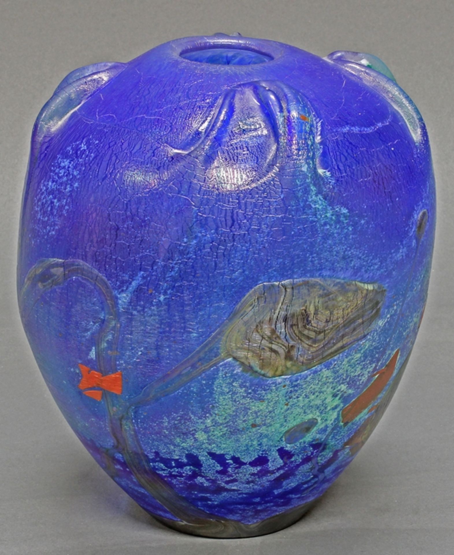 Vase, Glas, Jean-Claude Novaro, 1986, vegetabiler, farbiger Dekor auf blauem Grund, lüstrierend, si - Bild 2 aus 3