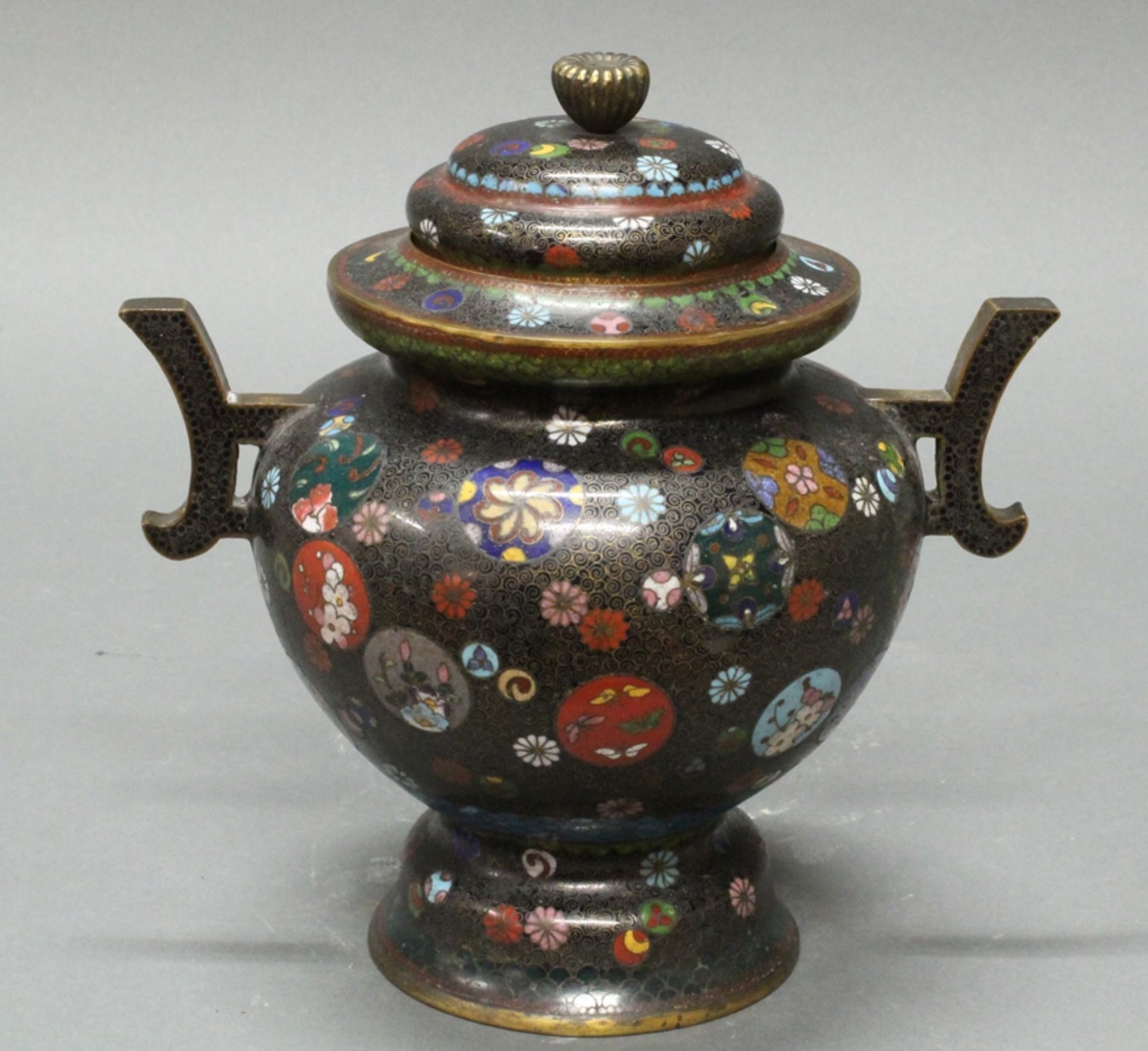 Altarvase, Japan, um 1900, Cloisonné, farbige Blüten und Ornamente auf schwarzem Grund, zwei Handha - Image 2 of 3