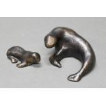 Bronze, "Seehund mit Heuler", 9 cm bzw. 14 cm lang.
