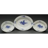 3 Vorlegeplatten, Royal Kopenhagen, blaue Blume, oval, 24.5 x 19.5 cm, 25.5 x 20.5 cm, 36.5 x 28.5