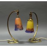 2 Tischlampen, Frankreich, 1920er Jahre, Messing, mit einem farbigen Glasschirm von Muller Frères,