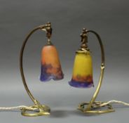 2 Tischlampen, Frankreich, 1920er Jahre, Messing, mit einem farbigen Glasschirm von Muller Frères, 