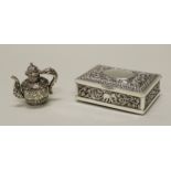 Deckeldose, Miniaturkanne, Silber, ungemarkt, wohl Südostasien, je reliefiert, 4 x 11.8 x 8 cm bzw.