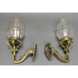 Paar Wandlampen, Frankreich, 20. Jh., Messing, hängende Glasschirme farblos, je einflammig (Bajonet