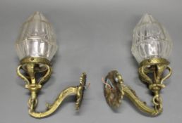 Paar Wandlampen, Frankreich, 20. Jh., Messing, hängende Glasschirme farblos, je einflammig (Bajonet