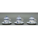 3 Deckeltassen mit Untertassen, Royal Copenhagen, Musselmalet, Halbspitze, 9 cm hoch